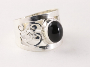 24009 Opengewerkte zilveren ring met onyx