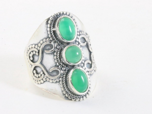 25061 Zware bewerkte zilveren ring met 3 groene onyx stenen