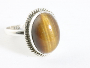 24703 Bewerkte ovale zilveren ring met tijgeroog