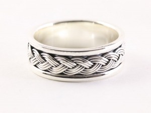 23826 Zware zilveren ring met vlechtmotief