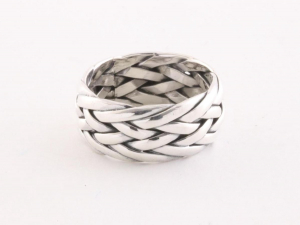 22587 Zware gevlochten zilveren ring