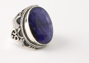 20906 Bewerkte zilveren ring met blauwe saffier