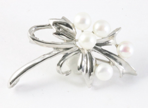 62135 Hoogglans zilveren broche met witte zoetwater parels