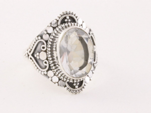 22842 Bewerkte zilveren ring met bergkristal