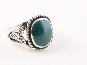 23499 Bewerkte zilveren ring met chrysocolla