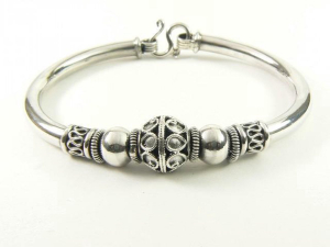 30823 Bewerkte Balinese zilveren bangle
