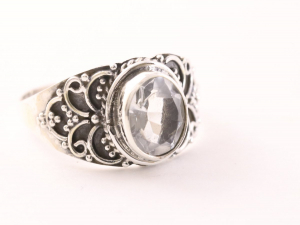 21139 Bewerkte zilveren ring met bergkristal
