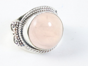 24674 Zware bewerkte zilveren ring met rozenkwarts