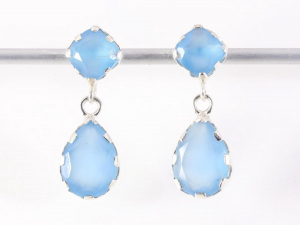 53144 Bewerkte zilveren oorstekers met blauwe chalcedoon