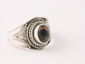 21183 Bewerkte zilveren ring met zwarte koperturkoois