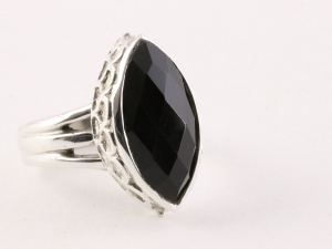 25322 Bewerkte zilveren ring met onyx