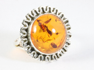 25572 Ronde bewerkte zilveren ring met amber