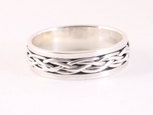 23766 Zilveren geluksring met vlechtpatroon