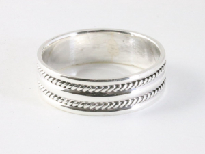 25068 Zilveren ring met kabelpatronen