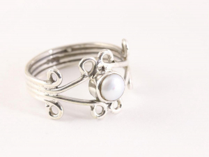 23575 Fijne opengewerkte zilveren ring met parel