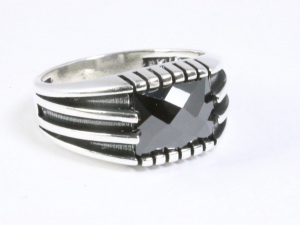 25438 Zware bewerkte zilveren ring met gefacetteerde onyx