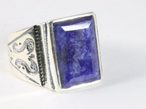 24493 Zware bewerkte zilveren ring met blauwe saffier