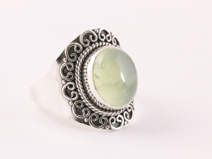 23922 Bewerkte zilveren ring met prehniet