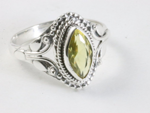 25106 Fijne bewerkte zilveren ring met citrien