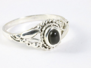 25636 Fijne bewerkte zilveren ring met onyx