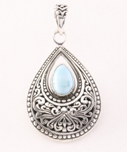41733 Bewerkte druppelvormige zilveren hanger met larimar