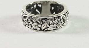 20633 Opengewerkte zilveren ring met bloemenmotief