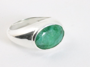 25359 Zilveren ring met smaragd