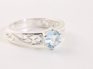 24339 Fijne opengewerkte zilveren ring met blauwe topaas