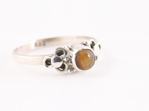 23312 Fijne bewerkte zilveren ring met tijgeroog