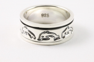 21906 Zilveren geluksring met dolfijnen