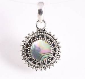 42619 Fijne bewerkte ronde zilveren hanger met abalone schelp