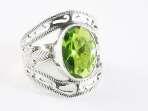 25501 Opengewerkte zilveren ring met peridoot
