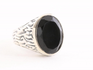 21665 Bewerkte zilveren herenring met onyx