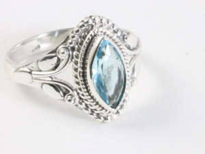 25107 Fijne bewerkte zilveren ring met blauwe topaas