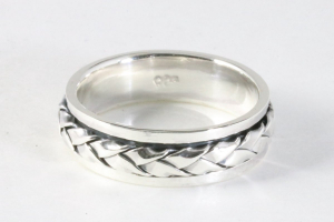 25197 Zilveren geluksring met vlechtpatroon