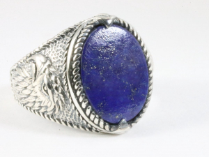 25533 Zware bewerkte zilveren ring met lapis lazuli
