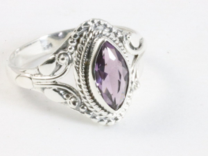 25103 Fijne bewerkte zilveren ring met amethist