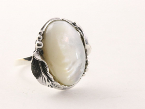 23855 Bewerkte zilveren ring met parelmoer