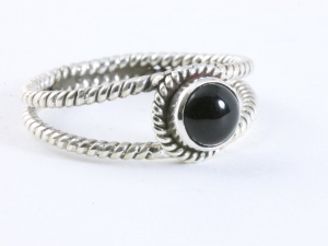 24787 Opengewerkte zilveren ring met onyx