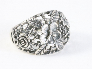 25543 Brede opengewerkte zilveren ring met bloemen motief