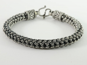 30989 Zware ronde gevlochten zilveren armband - polsomtrek 19 cm.