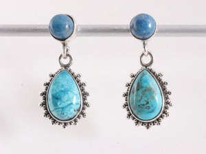 53426 Bewerkte zilveren oorstekers met chrysocolla