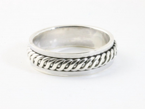 24925 Zilveren geluksring met kruiskabel patroon