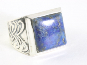 25141 Zware bewerkte zilveren ring met lapis lazuli