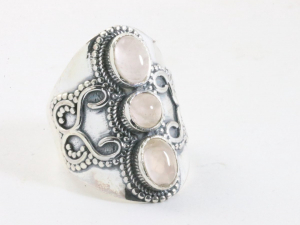 25064 Zware bewerkte zilveren ring met 3 rozenkwarts stenen