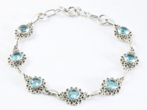 32606 Bewerkte zilveren armband met blauwe topaas