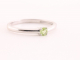 23118 Fijne hoogglans zilveren ring met peridoot
