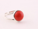 21904 Fijne ronde zilveren ring met rode koraal steen