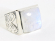 25144 Zware bewerkte zilveren ring met regenboog maansteen