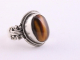 22019 Bewerkte zilveren ring met tijgeroog